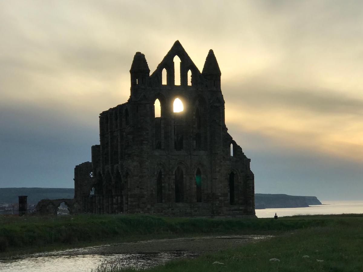 Low Tide Whitby Esterno foto