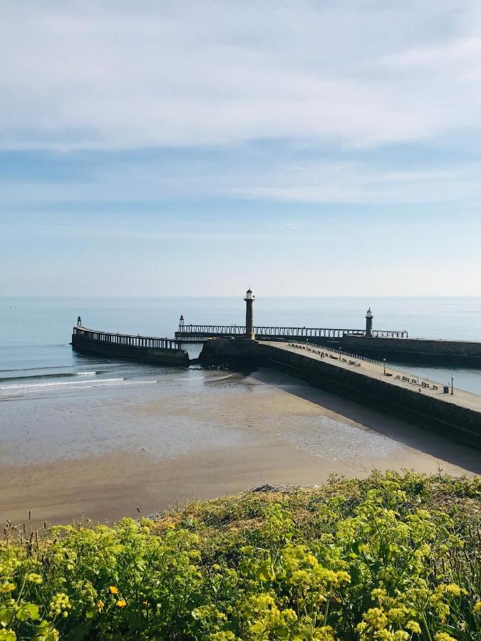 Low Tide Whitby Esterno foto